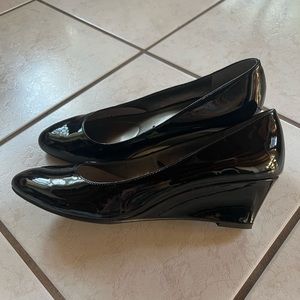 Bandolino black patent leather wedges